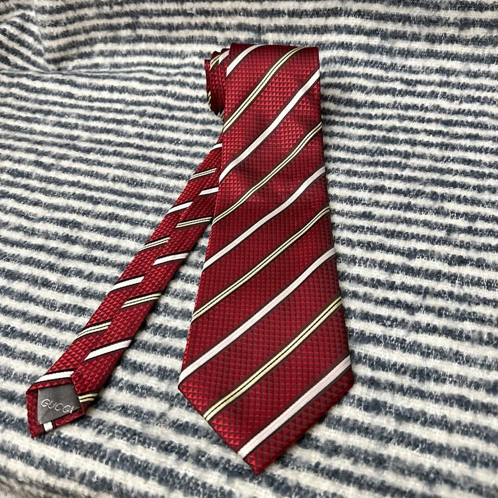 GUCCI Made in Italy Mens Striped Silk Neck Tie Red Textured Formalwear‎ Vintage